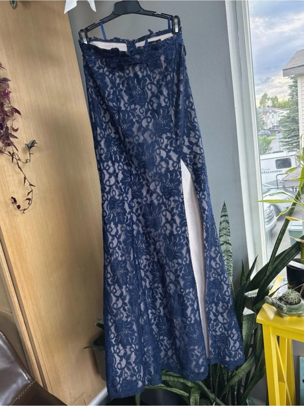 Knitted flowers around the Navy Floral Off-Shoulder Crop with skirt dress size 1
